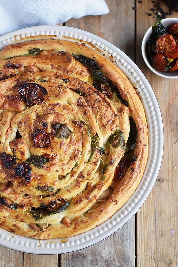 Mediterraner pinwheel mit tomaten und mozzarella