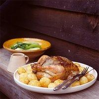 Rezept von von bill granger: brathähnchen mit einer füllung aus koriander und chili mit kokossauce
