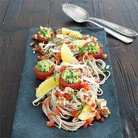 Rezept von nicole just: sobanudelsalat mit gefüllten tomaten