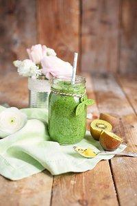 Green smoothie mit spinat, kiwi und apfel
