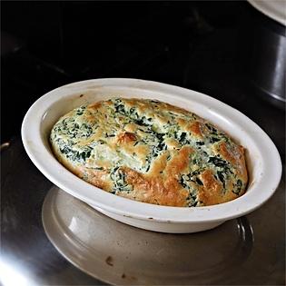 Soufflé mit spinat, penne und käse