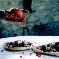 Rezept von diana henry: turkish pizza with pomegranates, spinach and feta