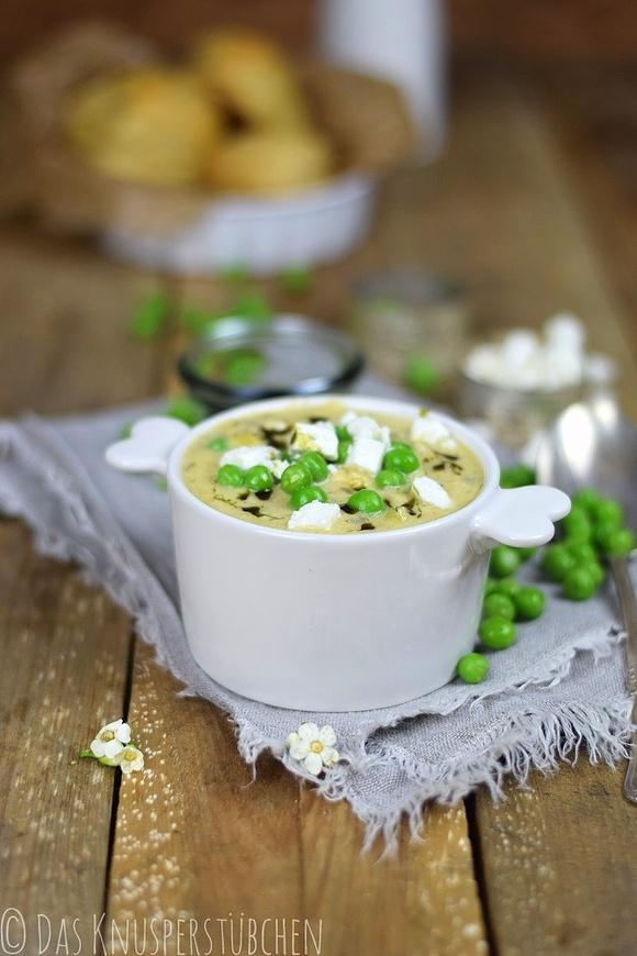 Erbsen-Feta-Suppe und Zwiebel-Dinkel-Brötchen