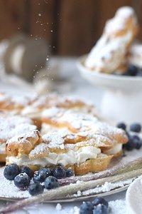 Windbeutel mit Mandel-Creme und Blaubeeren