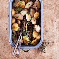 Rezept von tana ramsay: bratwürste mit äpfeln und wacholderbeeren