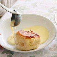 Rezept aus "Heimwehküche“: Dampfnudeln mit Vanillesoße