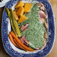 Rezept von valentine warner: schinken mit herbstgemüse und petersiliensauce