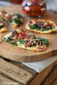 Mini Flammkuchen mit Ofenpaprika
