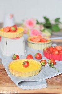 Erdbeer pudding tartelettes mit erdbeersauce
