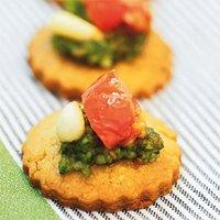 Rezept von martina lessing: parmesankekse mit pesto und tomaten