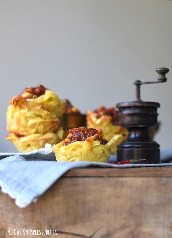 Chili spätzle cups mit scharfer soße