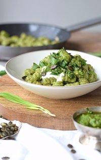 Bärlauch oder basilikum gnocchi mit pesto