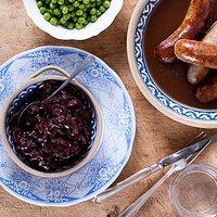Rezept von annabel langbein: bratwurst mit karamellisierten zwiebeln