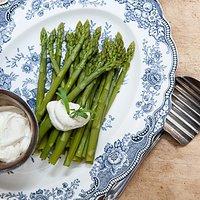 Rezept von virginie besancon: spargel mit ziegenfrischkäse-creme