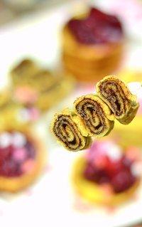 Pancakes mit herz, schokolade oder himbeerkompott