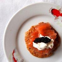 Aus valentinas küche: blini mit geräuchertem lachs