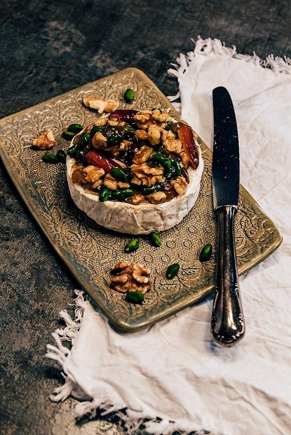 Gebackener camembert de normandie mit datteln, walnüssen und pistazien