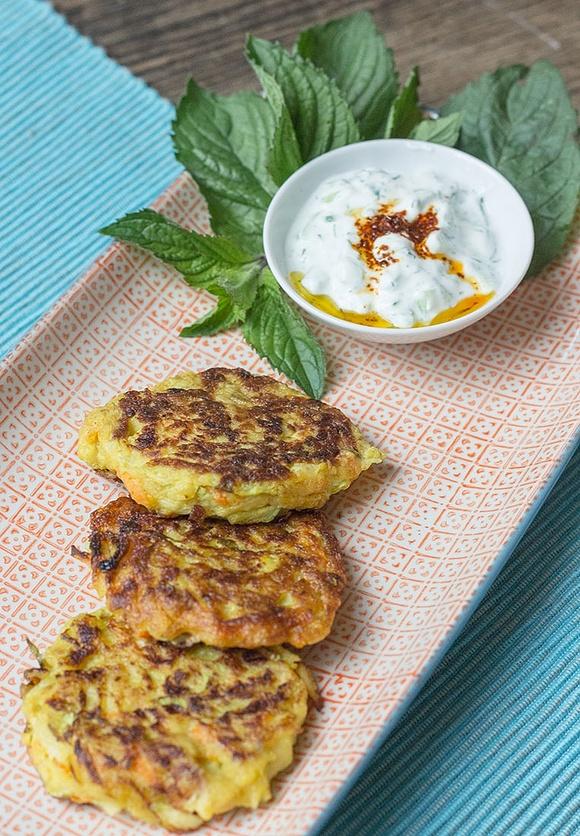 Türkische mücver: zucchini-möhren-puffer
