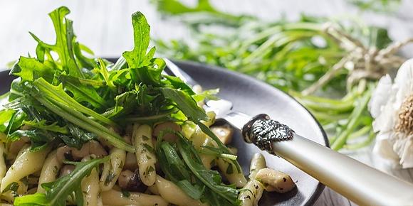 Strozzapreti mit Rucola und Kräuterseitlingen