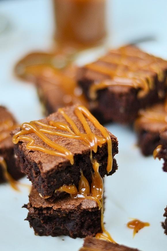 Erdnussbrownies mit Erdnuss-Karamell-Sauce
