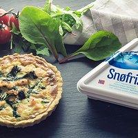 Tartelettes mit lachs, spinat und ziegenfrischkäse