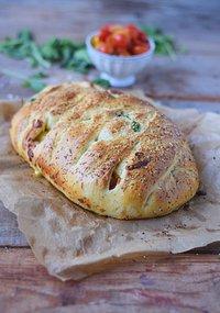 Stromboli mit spinat, bolognese oder spargel