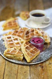 Buttermilch Waffeln mit Beerenmousse