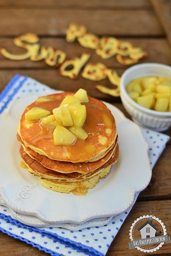 Pancakes mit Blaubeeren oder Apfelkompott