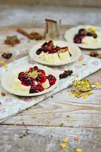 Weihnachtsdessert mit Beeren und Quark