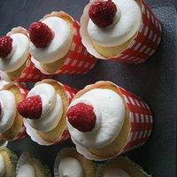 Mini cupcakes mit himbeer füllung und weißer ganaché
