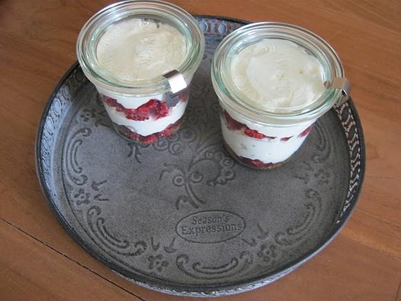 Himbeer-Schichttraum mit Knusper-Topping