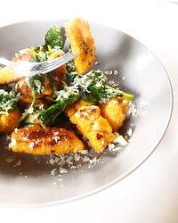 Süßkartoffelgnocchi mit Spinat und Parmesan