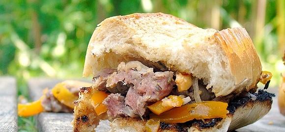 Nachhaltigkeit am grill: philly cheese steak und grillsixpack von sonnentor