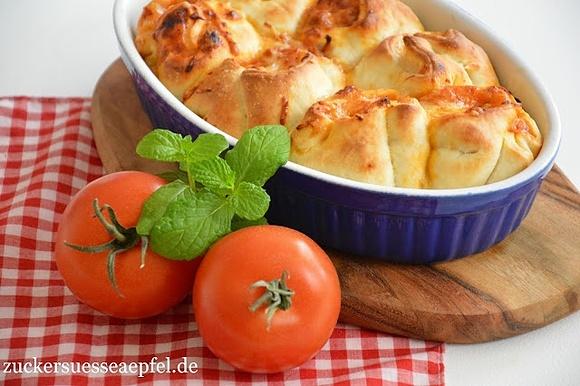 Gefüllte pizzaschnecken mit bolognese und käse