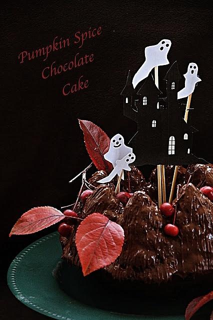 Kuchenschokoladenkuchen mit Kürbisgewürzen für Halloween