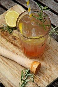 Summer in the city und coole Drinks... Rhabarber-Rosmarin-Tonic.