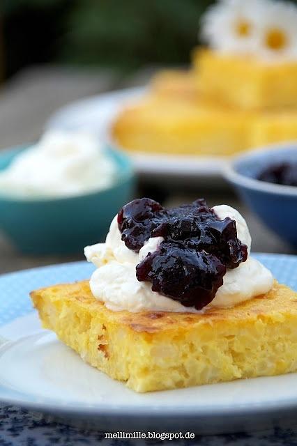 Safrangelber Milchreiskuchen mit Blaubeerkompott