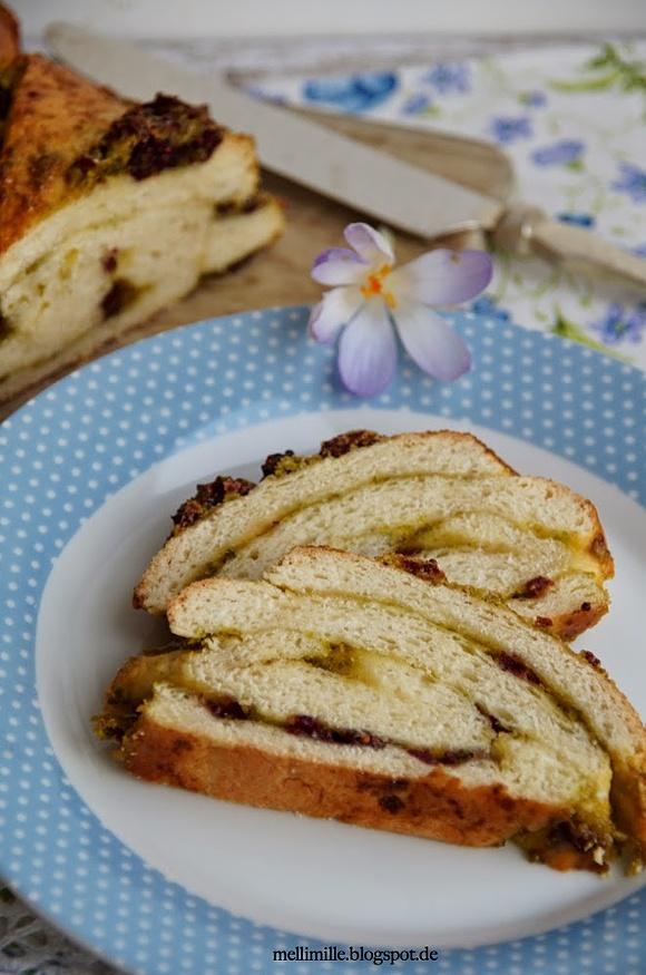 Frühling Hefezopf mit Pistazien-Cranberry-Füllung