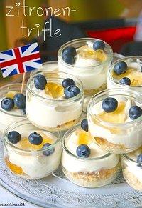 Herrlich erfrischend : zitronen-trifle mit heidelbeeren