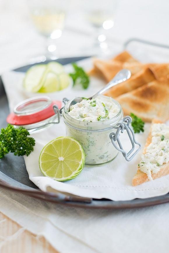 Brotausstrich mit Fisch frisch und gesund