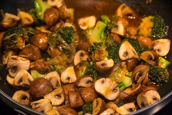 Champignons brokkoli thai curry nudeln