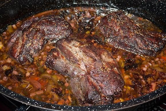 Wildschweinbraten in Rotweinsoße mit Steinpilzen