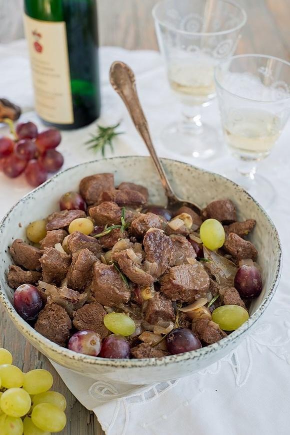 Osterhasen mit Weißwein und Weintrauben