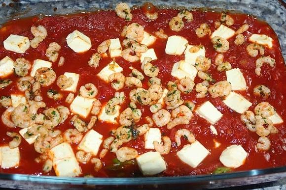 Spargel in paprika-tomatensauce mit feta und garnelen