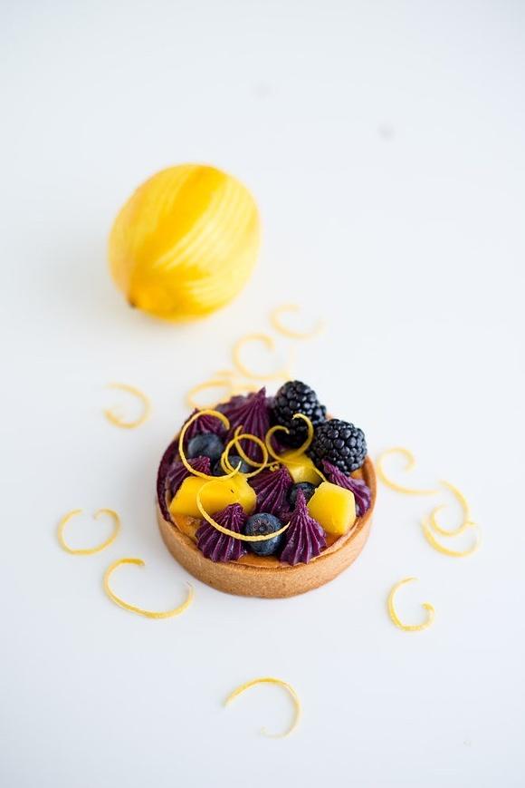 Cassis tartelettes mit mango und beeren