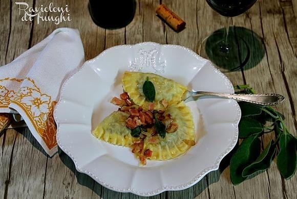 In jeder Beziehung großartig: Ravioloni di funghi e noci con pancetta affumicata e salvia