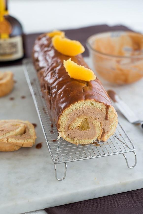 Bûche de noël mit milchschokolade und orangen