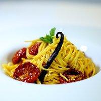 Ein Traum: Tagliolini con pomodorini al forno, vaniglia, menta e pecorino