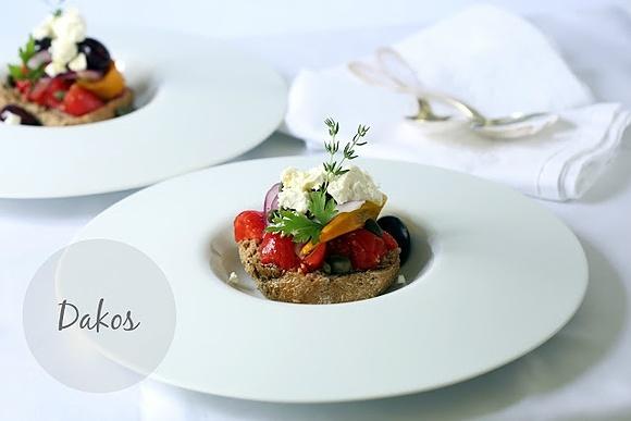 Dakos griechischer salat mit tomaten, oliven und feta