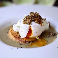 Schmeckt mit oder ohne Aussicht: Vellutata di carciofi con uovo soffice e tartufo estivo